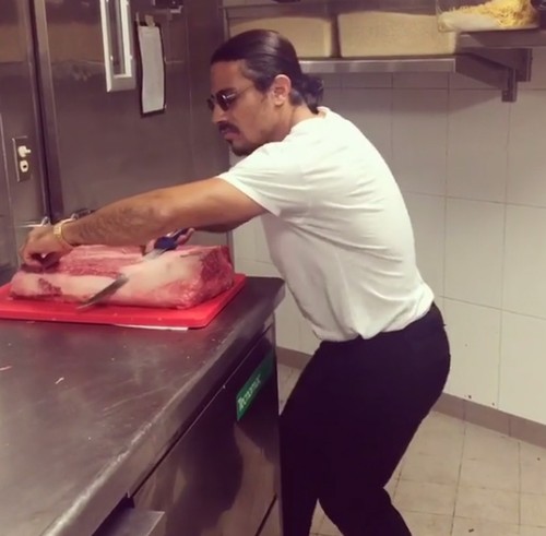 Serunya Chef Nusret Salt Bae Bergoyang Despacito Sambil Mengiris Daging Serunya Chef Nusret Salt Bae Bergoyang Despacito Sambil Mengiris Daging