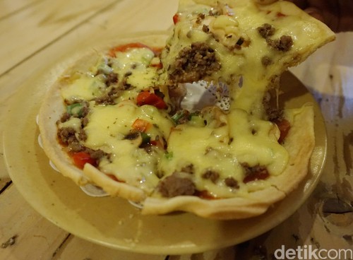 Noi Pizza: Krenyes Gurih Pizza Crispy Berlelehan Keju di Kafe Bergaya Inggris Noi Pizza: Krenyes Gurih Pizza Crispy Berlelehan Keju di Kafe Bergaya Inggris