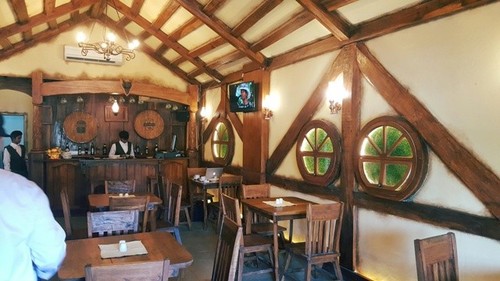 Malam Ini Mau Bersantai? Mampir Saja ke Kafe Bertema Hobbit dan Vintage yang Cozy Ini Malam Ini Mau Bersantai? Mampir Saja ke Kafe Bertema Hobbit dan Vintage yang Cozy Ini