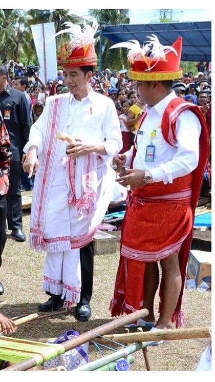 Foto: 10 Gaya Presiden Jokowi Pakai Baju Daerah, Indonesia Banget! 1 Foto: 10 Gaya Presiden Jokowi Pakai Baju Daerah, Indonesia Banget! 1