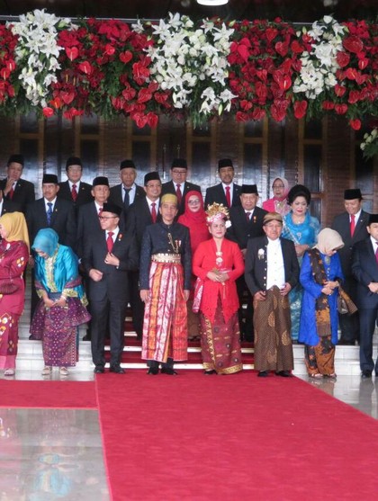 Foto: Jokowi Pakai Baju Adat Bugis, Iriana Cantik Jadi Wanita Bali Foto: Jokowi Pakai Baju Adat Bugis, Iriana Cantik Jadi Wanita Bali