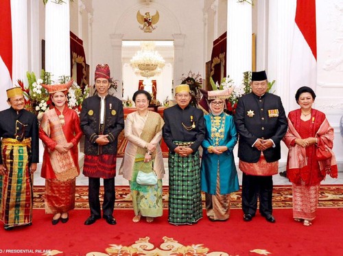 Adu Gaya Iriana Jokowi dan Mufidah Kalla Berkebaya Minangkabau di HUT RI Adu Gaya Iriana Jokowi dan Mufidah Kalla Berkebaya Minangkabau di HUT RI