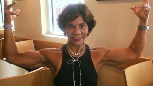 Tua-tua Keladi! Nenek Ini Sukses Jadi Bodybuilder di Usia 71 Tahun Tua-tua Keladi! Nenek Ini Sukses Jadi Bodybuilder di Usia 71 Tahun