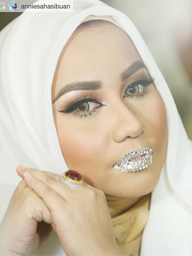 Bibir Anniesa Hasibuan Bertabur Kristal Swarovski, Korban 