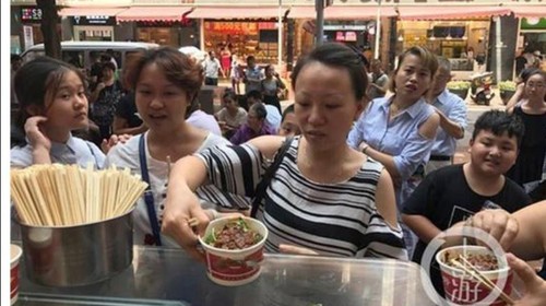 Pria Ini Borong 5 Ribu Porsi Mie karena Cincin Rp 600 Juta untuk Lamar Kekasih Pria Ini Borong 5 Ribu Porsi Mie karena Cincin Rp 600 Juta untuk Lamar Kekasih
