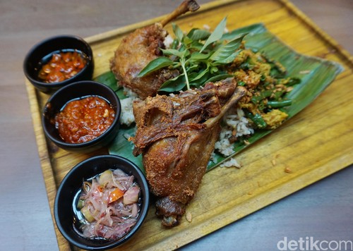 GIOI: Mencicip Bebek Crispy dengan 3 Jenis Sambal di 