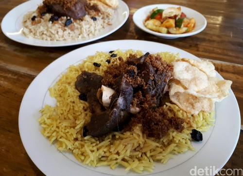  Nasi  Kebuli Berlauk Kambing  Goreng  Sedap  dari Restoran 