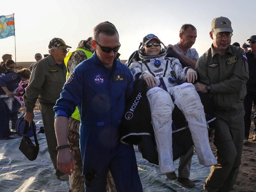Astronaut Wanita Pemegang Rekor Tinggal Terlama di Antariksa Pulang ke Bumi Astronaut Wanita Pemegang Rekor Tinggal Terlama di Antariksa Pulang ke Bumi