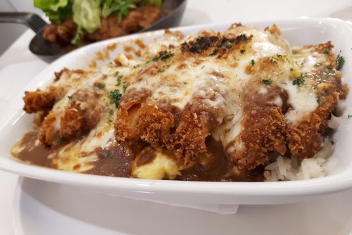 Nosh: Menikmati Baked Curry Omurice dan Buttermilk Fried Chicken di Kafe Nuansa Putih Nosh: Menikmati Baked Curry Omurice dan Buttermilk Fried Chicken di Kafe Nuansa Putih
