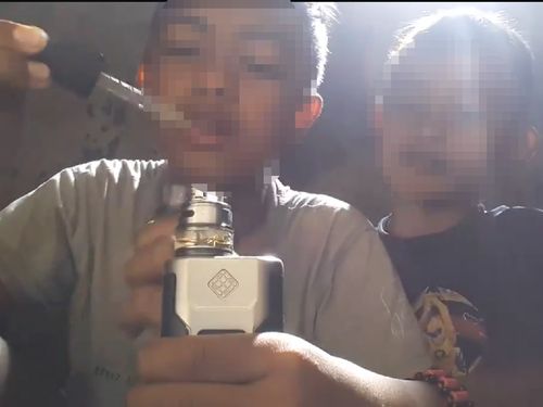 Anak Lain Bisa Tiru Aksi Anak di Bawah Umur Mengisap Rokok Elektrik Anak Lain Bisa Tiru Aksi Anak di Bawah Umur Mengisap Rokok Elektrik