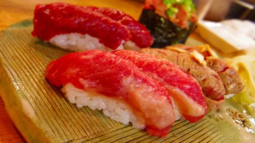 5 Sushi Ini Diberi Topping Tak Biasa, Mulai dari Daging Kuda Hingga Sperma Ikan 5 Sushi Ini Diberi Topping Tak Biasa, Mulai dari Daging Kuda Hingga Sperma Ikan