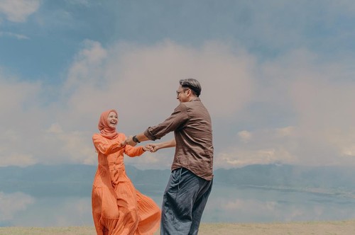 Makna Manis di Balik Foto Prewedding Bella yang Dilakukan di Padang Makna Manis di Balik Foto Prewedding Bella yang Dilakukan di Padang