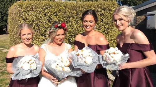 Sedang Tren! Bridesmaids Kini Tak Bawa Buket Bunga Tapi Buket Donat Sedang Tren! Bridesmaids Kini Tak Bawa Buket Bunga Tapi Buket Donat