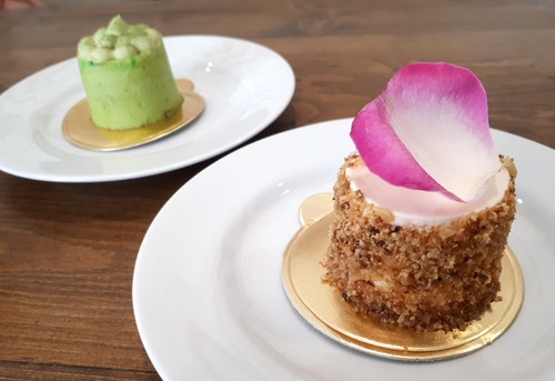 Sugabites Patisserie: Bersantai Sambil Ngemil Cake Mawar dan Green Tea Sugabites Patisserie: Bersantai Sambil Ngemil Cake Mawar dan Green Tea