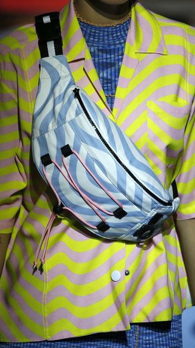 10 Tas dari London Fashion Week, Tas Pinggang Zaman Lagi Loh!