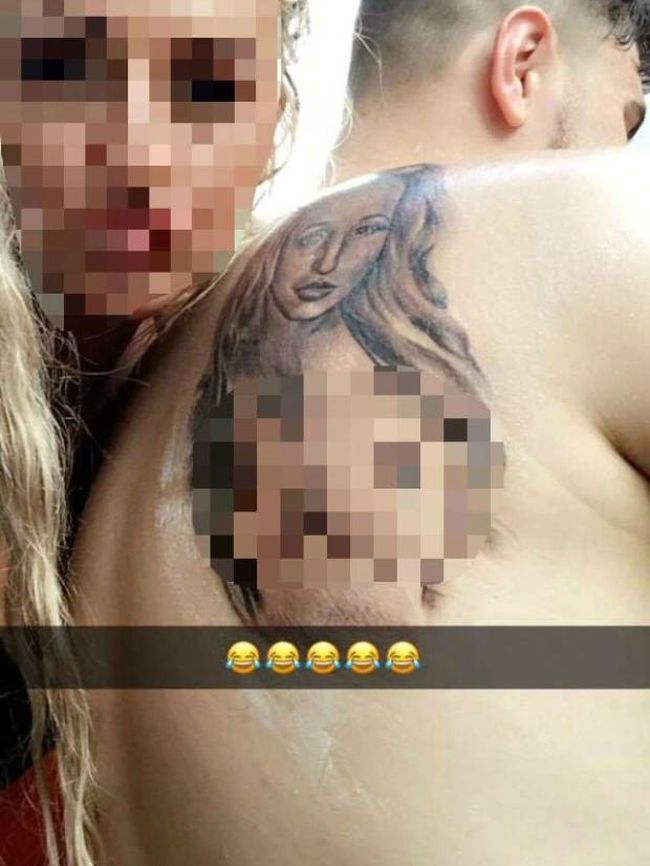 Miris Pria Ini Tato Badan dengan Pose Topless Pacar 