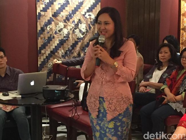 Cantiknya Happy Djarot Berkebaya Batik Betawi Ondel-Ondel