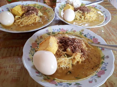 Warung Laksa Pak Inin: Slurpp! Segarnya Laksa Bogor dengan Tahu dan Oncom Warung Laksa Pak Inin: Slurpp! Segarnya Laksa Bogor dengan Tahu dan Oncom