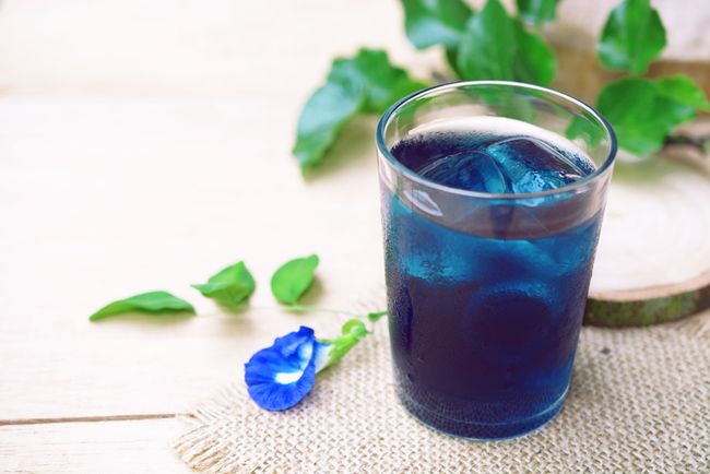 Uniknya Minuman Segar  Berwarna Biru Alami dari Bunga  Telang 