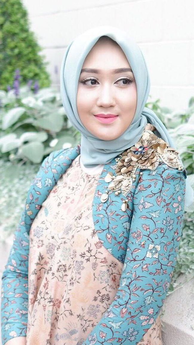 Foto Inspirasi Tampil Pakai Batik  dan Hijab  untuk ke Kantor 